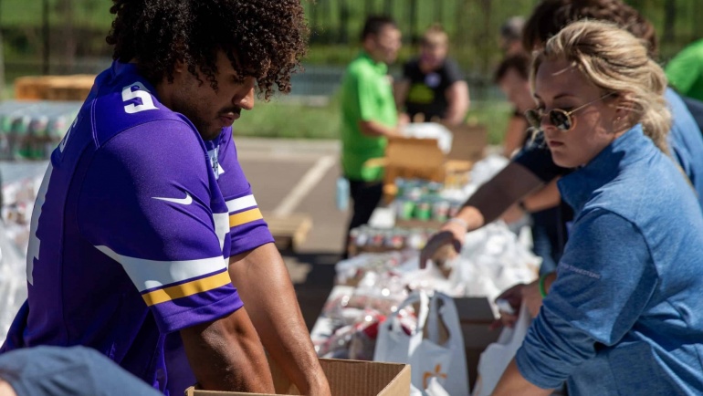 Kendricks joins Polaris volunteers in packing meal bags